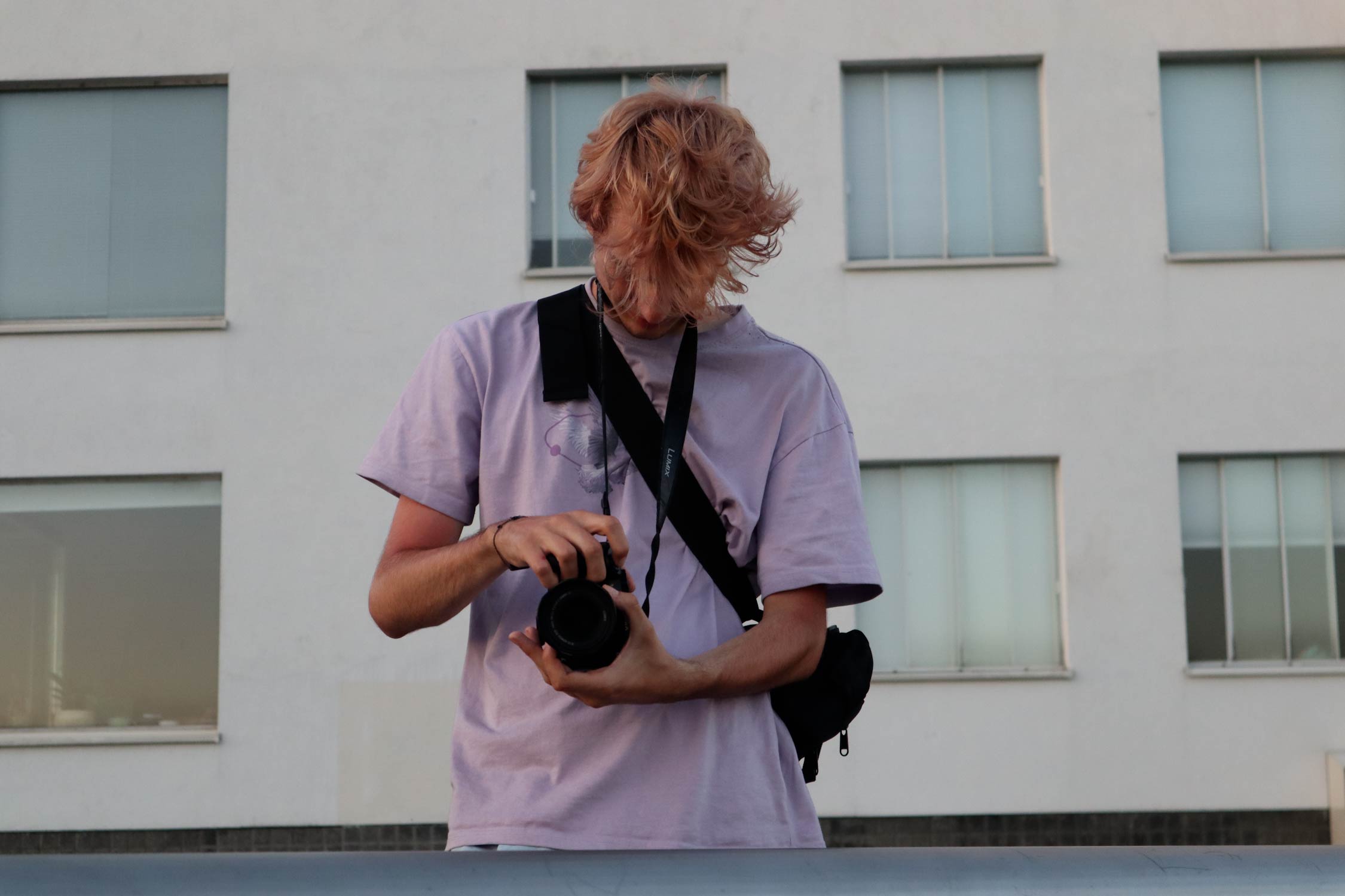 Portrait von Felix Stollberger mit Kamera in der Hand